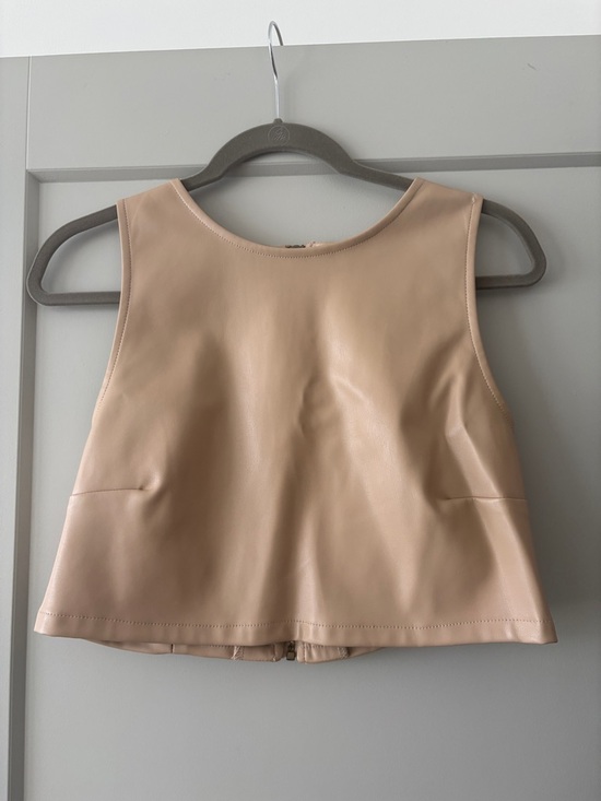 KIRIOUS LOS ANGELES Tops - Sleeveless Faux Leather Crop Top in Nude